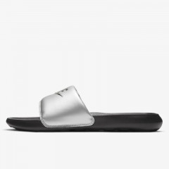 Beli Sandal Sneakers Wanita Nike Wmns Victori One Slide Black Metallic Silver Original Cn9677-006 Beli Sandal Sneakers Wanita Nike Wmns Victori One Slide Black Metallic Silver Original Cn9677-006